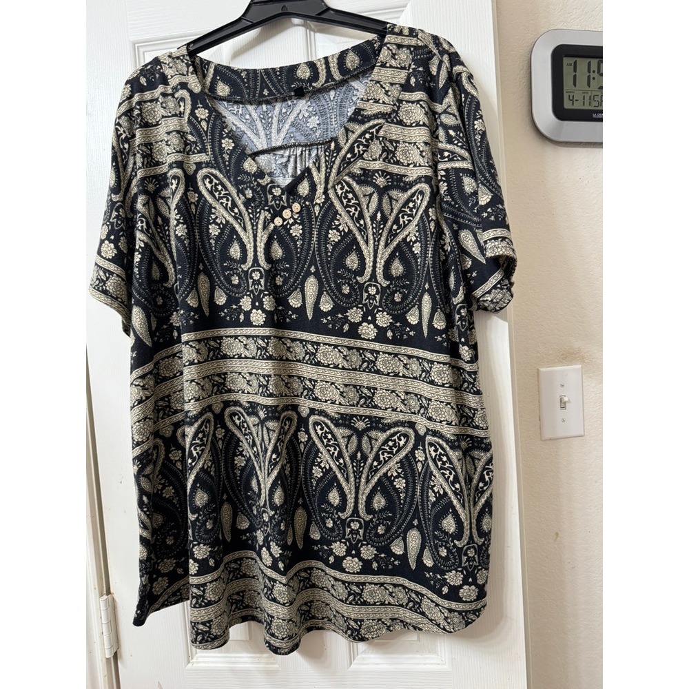 Women's plus size 4X blouse, black and cream; pullover